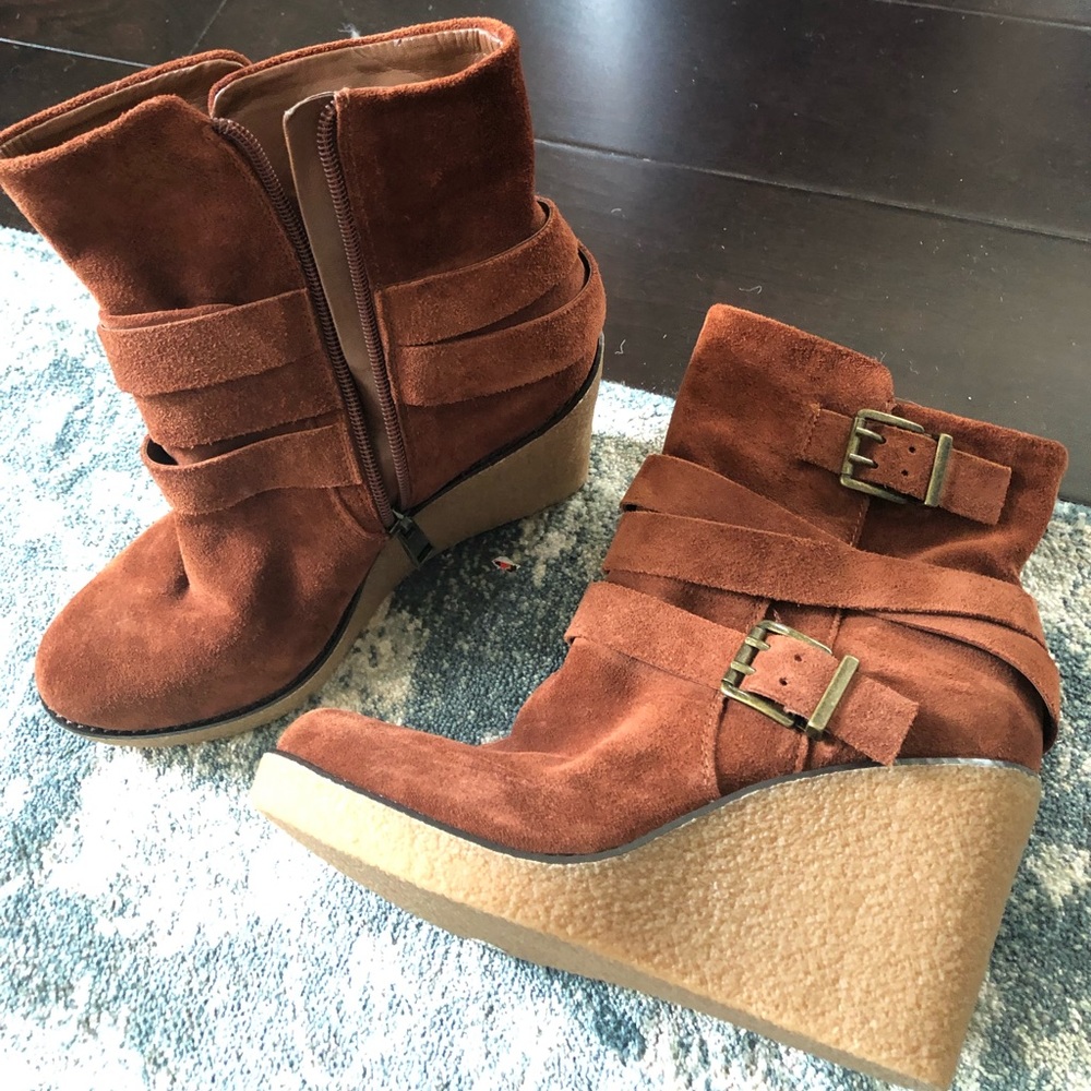 Brand new BCBG generation Suede booties